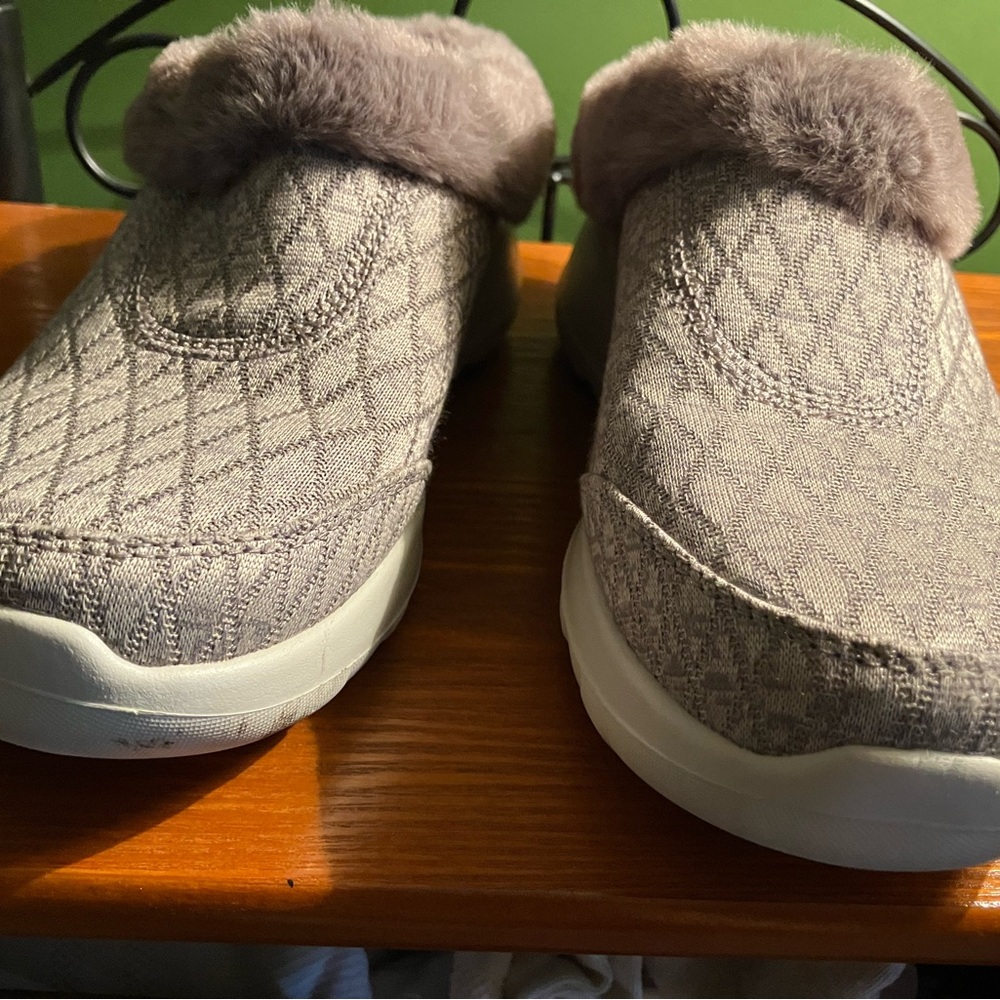 Sketchers fur line clogs